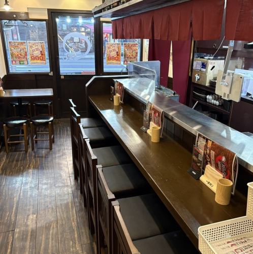 カウンター、テーブル席をご用意！