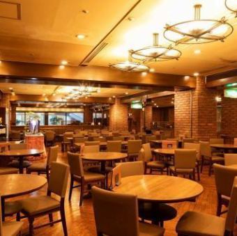円卓テーブル2名様~4名様でご利用いただけます！お食事と会話を楽しめて、ご家族やご友人にもおすすめ！