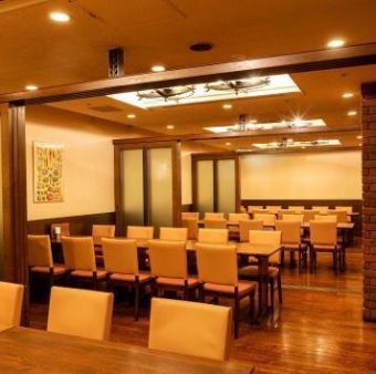 12名様のテーブルが4卓並んだ大宴会場です。大人数でのご宴会・パーティもおまかせください。最大48名様まで受け付け可能。個室等ご要望等ございましたらお電話にて承ります。