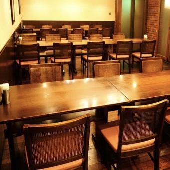This is a large banquet hall with four tables that can accommodate 12 people.Please leave banquets and parties for large groups to us.We can accommodate up to 48 people.If you have any requests for private rooms, please contact us by phone.
