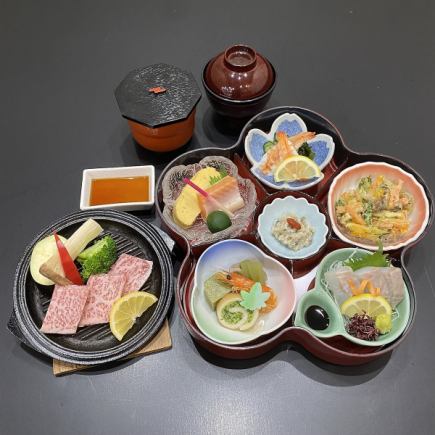 [花禦膳*附牛排爐]可以品嚐到米飯和肉的日本料理，深受女性歡迎。