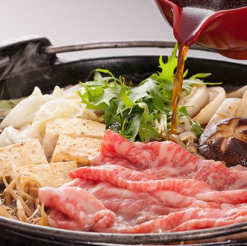 特色與牛壽喜燒 精緻的日本黑毛牛肉壽喜燒，搭配秘製醬汁，每日限量100人。