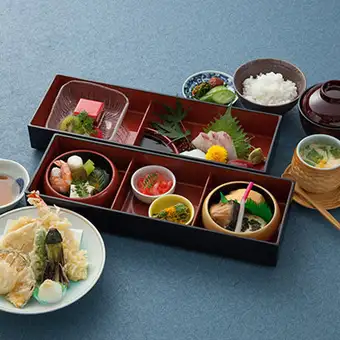 【松花堂弁当】 二段重(季節料理添え)