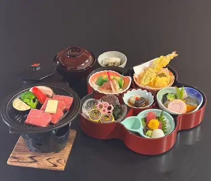 【花膳*】和食がギュッと詰まった和重と牛ステーキセット