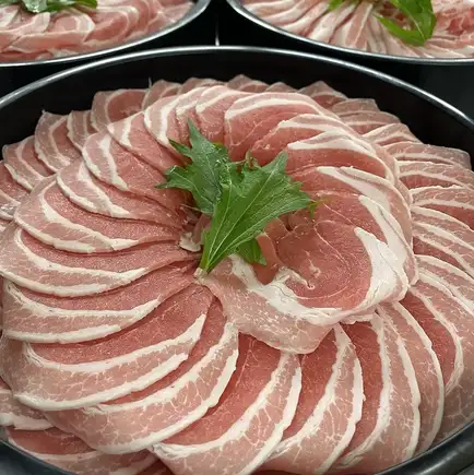【宫崎出品的黄豆粉猪肉涮涮梅子套餐】用上等猪肉熬制的汤底，从头到尾都美味可口。