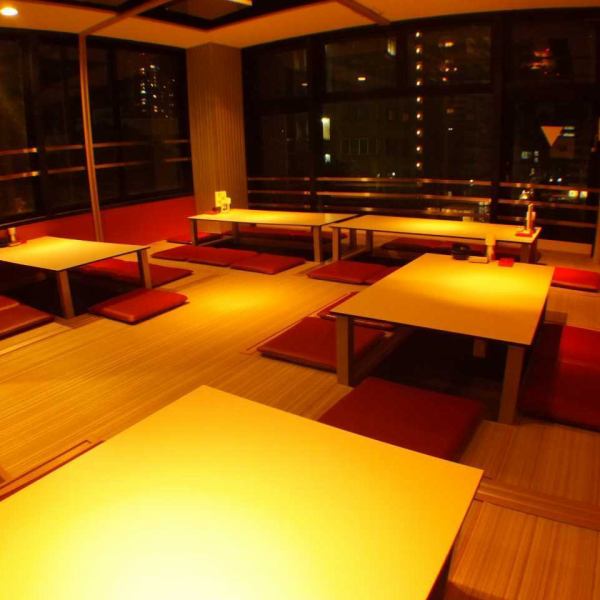 西川沿いの夜景の見える部屋です。最大6名様迄の掘りごたつ席3部屋と最大4名様迄の掘りごたつ席2部屋を使って頂けます。仕切りを外すと最大35名様までの宴会が可能となります。締め切り完全個室にもなります。各種宴会に最適です。ジャズと西川の夜景と合わせて大切な時間をゆったりお楽しみ下さい。