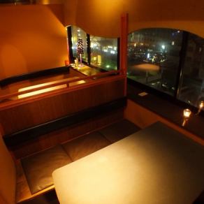 カマクラ風半個室最大6名様迄の角テーブル席2部屋の仕切りを肩まで下ろして最大12名様迄の使用が可能となっております。中に入ると広い雰囲気でゆったりと過ごして頂けます。ジャズを聴きながら夜景と合わせて各種宴会に使って頂けます☆☆☆