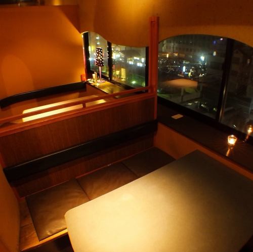 カマクラ風半個室最大6名様迄の角テーブル席2部屋の仕切りを肩まで下ろして最大12名様迄の使用が可能となっております。中に入ると広い雰囲気でゆったりと過ごして頂けます。ジャズを聴きながら夜景と合わせて各種宴会に使って頂けます☆☆☆