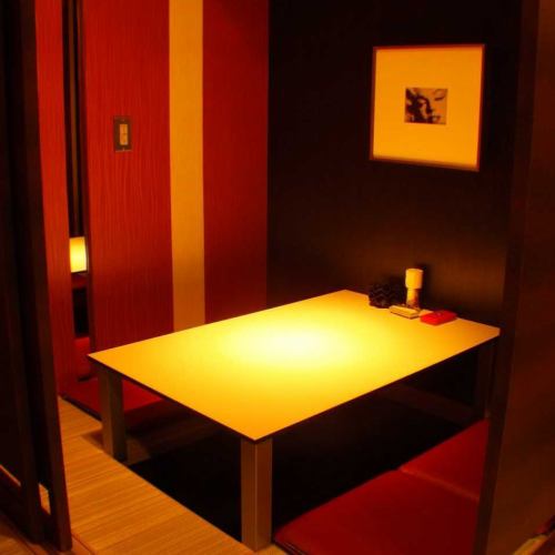 最大6名様迄の半個室の掘りごたつ席3部屋と最大4様迄の半個室の掘りごたつ席2部屋を使って頂けます。仕切りを外すと最大28名様までの宴会が可能となります。ジャズと西川の夜景と合わせて大切な時間をゆったりお楽しみ下さい。夏には花火も楽しめます♪♪