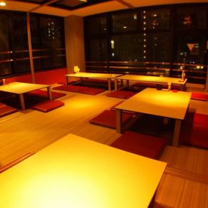 西川沿いの夜景が見える部屋です。最大6名様迄の掘りごたつ席3部屋と最大4名様迄の掘りごたつ席2部屋を使って頂けます。仕切りを外すと最大28名様までの宴会が可能となります。締め切り完全個室にもなります。会社宴会など各種宴会に最適です。ジャズと西川の夜景と合わせて大切な時間をゆったりお楽しみ下さい。