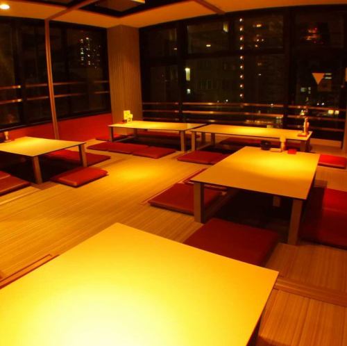 西川沿いの夜景が見える部屋です。最大6名様迄の掘りごたつ席3部屋と最大4名様迄の掘りごたつ席2部屋を使って頂けます。仕切りを外すと最大28名様までの宴会が可能となります。締め切り完全個室にもなります。会社宴会など各種宴会に最適です。ジャズと西川の夜景と合わせて大切な時間をゆったりお楽しみ下さい。