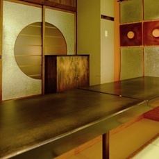 最大12名様の掘りごたつ個室はご接待や会社の集まり・女子会・ご家族と・・・等各種宴会に最適です♪♪ジャズを聴きながら夜景と合わせてゆっくりお楽しみ頂けます。締め切り完全個室となっております。少人数での使用も可能です☆お子様連れにも最適です。お気軽にお問い合わせください。