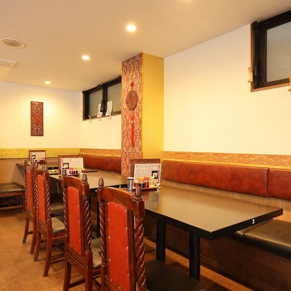 【赤を基調とした中華料理店らしい店内☆】料理やお酒のおいしさはもちろん、店内の雰囲気からも中華らしさをお楽しみいただけるよう、赤を基調とした内装にこだわりました。会話や食事の時間を楽しくお過ごしください！
