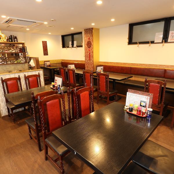 【広々とした店内は宴会にピッタリ♪】当店のテーブル席は、広々としたスペースで周囲のお席との間隔も広めに設置しており、ゆっくりと食事の時間をお楽しみいただくのに最適です。最大45名様まで、貸切のご予約も承ります。