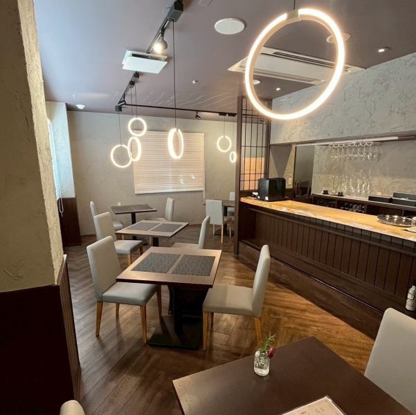 【特別な日でのご利用にも最適】カップルやご家族連れに最適なテーブル席をご用意しております。記念日や誕生日などの特別な日にもぴったりの落ち着いた雰囲気です。美味しいお料理とそれに合うワイン、そして心地よい空間で、思い出に残るひとときをお過ごしください。