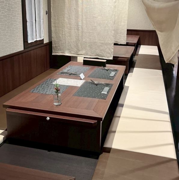 【各種宴会でもおすすめ】敷居が高いと感じていた方にもおすすめなのが、小上がり席です。本格的なフレンチを、ランチタイムなどにもっとお気軽に楽しんでほしいという思いからご用意しました。宴会にも対応可能です。子連れのお客様でも安心してお食事をお楽しみいただけます。