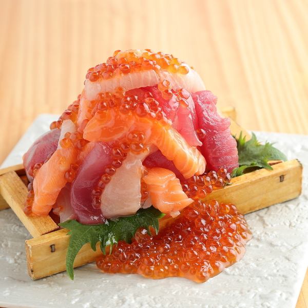 むになだれ 毎朝捌いた新鮮な魚にいくらをふんだんにぶっかけています！1530円（税込1683円）