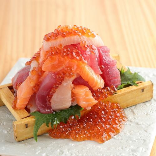 むになだれ 毎朝捌いた新鮮な魚にいくらをふんだんにぶっかけています!1530円(税込1683円)