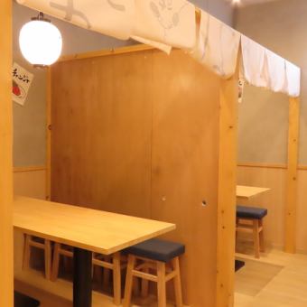 暖簾をおろして半個室も可能!他の映えネオンのお店に比べ、落ち着いた店内の雰囲気となっております。#名古屋#栄#伏見#裏路地#誕生日#記念日#ネオン#海鮮#肉寿司#デート#大衆酒場#出世サワー#ボトルキープ#深夜営業#個室#飲み放題