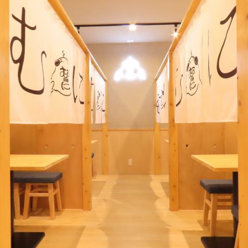 オリジナル暖簾で温かみのある空間です♪