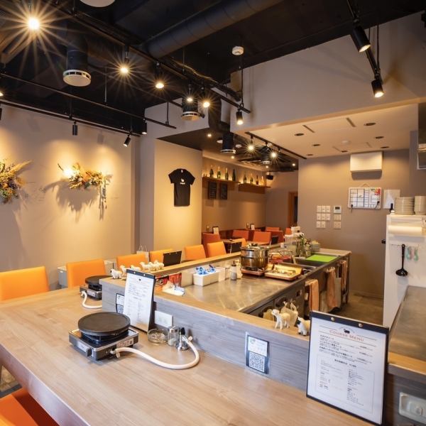 [1st floor] The neat L-shaped counter seats are also recommended for dates. Enjoy our specially selected Genghis Khan and Akkeshi oysters in a stylishly decorated restaurant.
