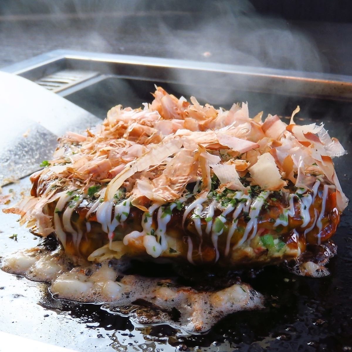 こだわりの出汁を使用したもんじゃ焼きやお好み焼きを中心に楽しめる！