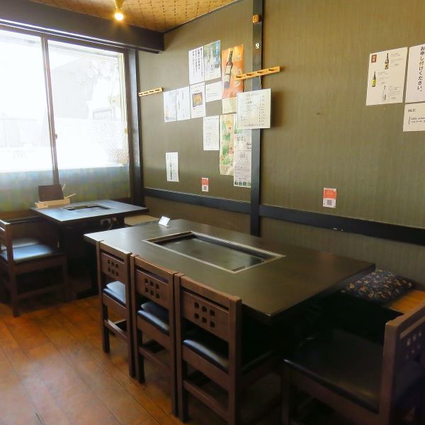 当店には、7名様掛けのテーブル席を1つご用意しております。このお席は、会社仲間や友人との宴会はもちろん、ご家族とのお食事にも最適です。ゆったりとした空間で、楽しい会話を交えながら心ゆくまでお食事をお楽しみいただけます。大人数での集まりにも対応できるので、ぜひご利用ください。