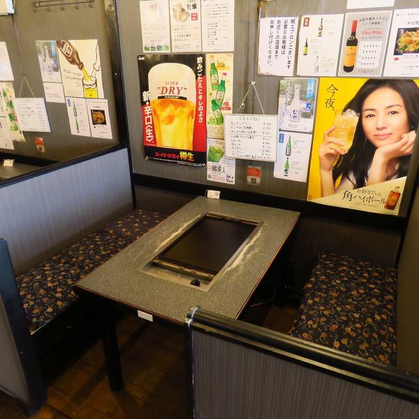 当店では、3名様掛けのテーブル席を3つご用意しております。お一人様や少人数でのお食事、サク飲みにぴったりの快適な空間です。友人との気軽な集まりや、ちょっとしたランチにも最適です。美味しいお料理と共に、お好きなお酒を楽しむことができますので、リラックスしたひとときをお過ごしください。