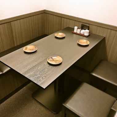The table seat for 4 people is perfect for a happy moment with friends after work!