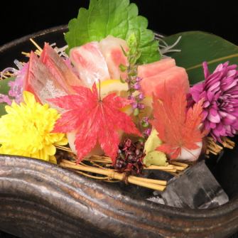 [Special coupons available for 3 types of sashimi → 5 types of sashimi ◎] The most in-season fish, served in the freshest condition from the fish tank...