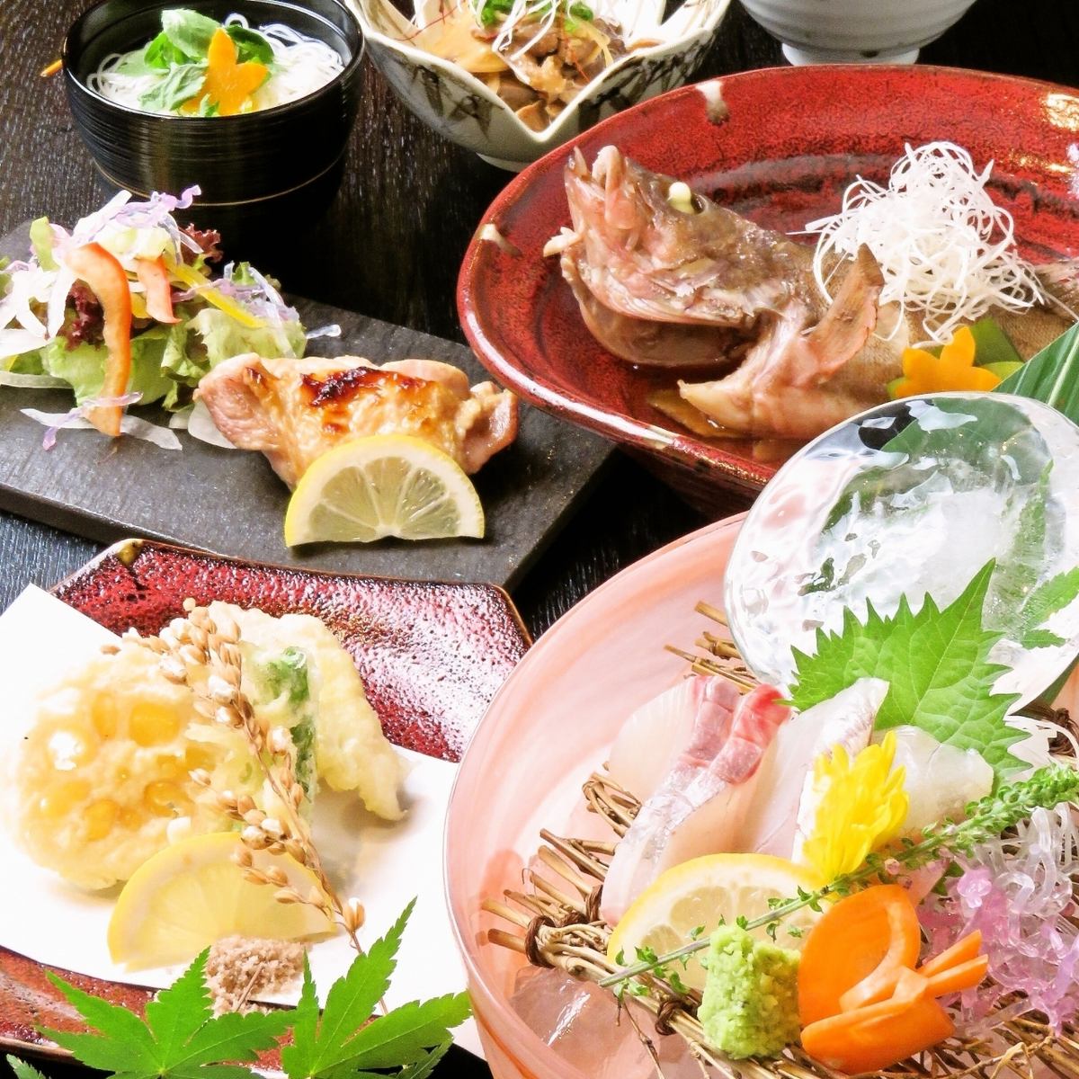 弁天是一家专为成年人打造的隐秘空间，地理位置优越，距离姬路站仅 5 分钟步行路程，主打时令食材和当地特产。