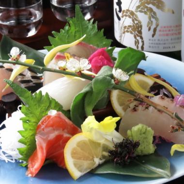 【下单时可指定】享用主厨精心挑选的当季食材！★刺身拼盘可从3种升级至5种♪