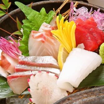 【购买5种刺身即可获得折扣券，而非3种◎】尽享时令鱼类料理♪ 我们选用鱼缸中最新鲜的鱼进行烹制！