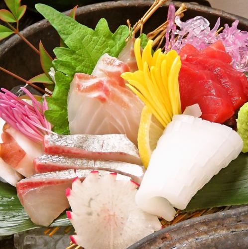 【购买5种刺身即可获得折扣券,而非3种◎】尽享时令鱼类料理♪ 我们选用鱼缸中最新鲜的鱼进行烹制!