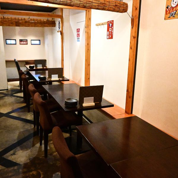 【大人数の宴会もおまかせください◎】奥には落ち着いて過ごせる仕切り付きのテーブル席をご用意♪仕事帰りのサク飲みやご友人との飲み会はもちろん、最大20名様までお座りいただけますので、会社でのご宴会にも最適です♪少人数から大人数まで、シーンに合わせて素敵な時間を当店でお過ごしください！
