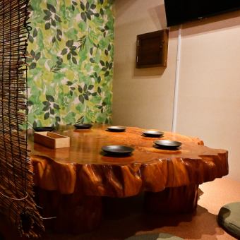 騎射場エリアで天ぷらを堪能できる貴重な一軒です。多彩なソースでお好みの味を楽しめるのが魅力。ゆったり寛げる座敷席は、親睦を深める宴会にも最適です。こだわりの揚げたてを囲みながら、賑やかなひとときを過ごせます。皆様での集まりにぜひご利用ください。