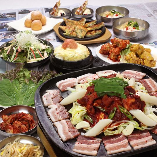 【流行套餐可供選擇】全部8道菜僅需4,200日圓（含稅）*另加1,800日圓可無限暢飲。