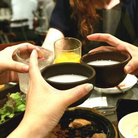 當然有啤酒，但還有韓國料理中不可或缺的馬格利酒和甜酒。