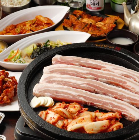 ボリューム満点の飲み放題付きコースはランチでもご利用可能◎