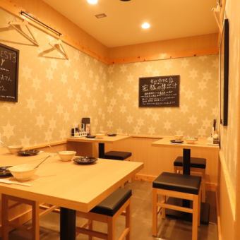 ２名がけテーブル席をご用意しております。