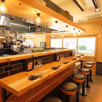 L字型カウンター席をご用意。禁煙席もございます。