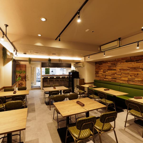 【店内】ナチュラルな木目とグリーンがアクセントの、明るく居心地の良い空間。カジュアルながらも落ち着いた雰囲気で、少人数から団体までゆったり過ごせる広さが魅力。貸切利用にも対応可能です。
