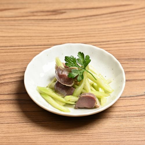 柚子胡椒醃製雞胗和芹菜