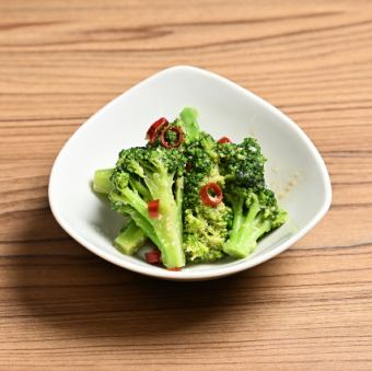 西蘭花配鳳尾魚和胡椒粉