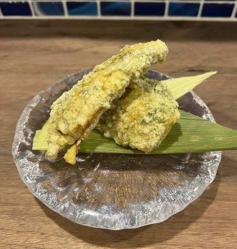 用海藻、奶油和醬油炒時令玉米