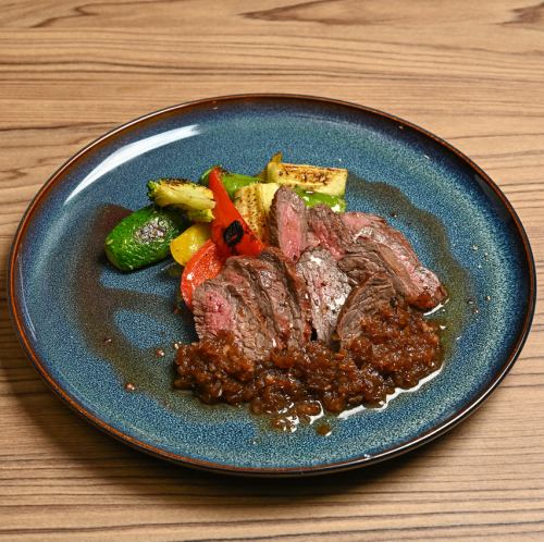 牛臀肉排佐夏裡亞賓醬