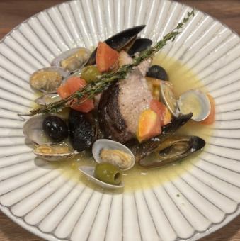 ムール貝とアサリと鮮魚の白ワイン蒸し