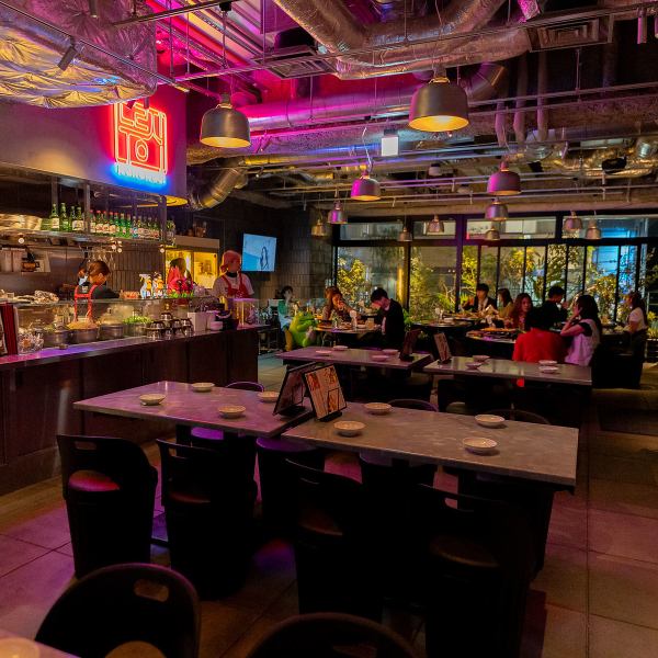 実際の韓国料理店をイメージしたオシャレな店内！やや照明を落としネオンで照らされたお席はご宴会はもちろん女子会や記念日・デートなどにおススメです♪もちろん最大80名様までの貸切もご対応可能！お気軽にお問い合わせください♪