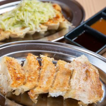 Includes 120 minutes of all-you-can-drink ◆ Gyoza, horse sashimi, deep-fried chicken in tartar sauce, grilled ramen, and other 9 dishes for 4,480 yen → 3,480 yen ◇ Draft beer available