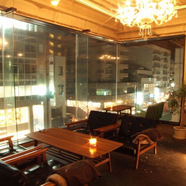 [For dates and anniversaries ◎ Couple seats] Limited to 2 people! Couple seats by the window.What you can see is the night view of the trees lined up through the glass ... It's a world of two people ☆ Chandelier Glittering windowsill sofa seats.Close to Parco ♪ You can look down on the night view of Namiki-dori and feel open.Reservation required
